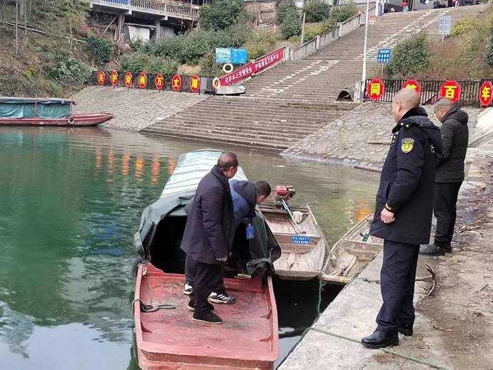 春運第一天，芷江水運事務中心執(zhí)法人員去碧涌大垅進行安全巡查，確保水上交通安全！ (4)